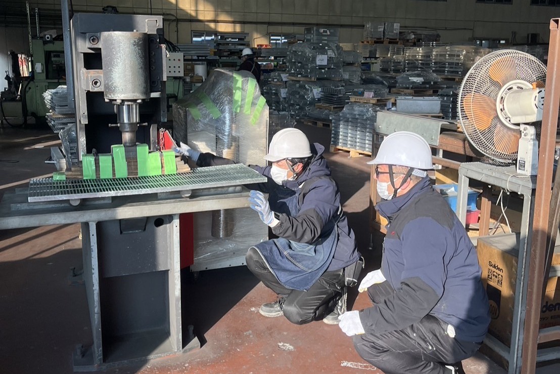 グレーチング品質仕上げスタッフ