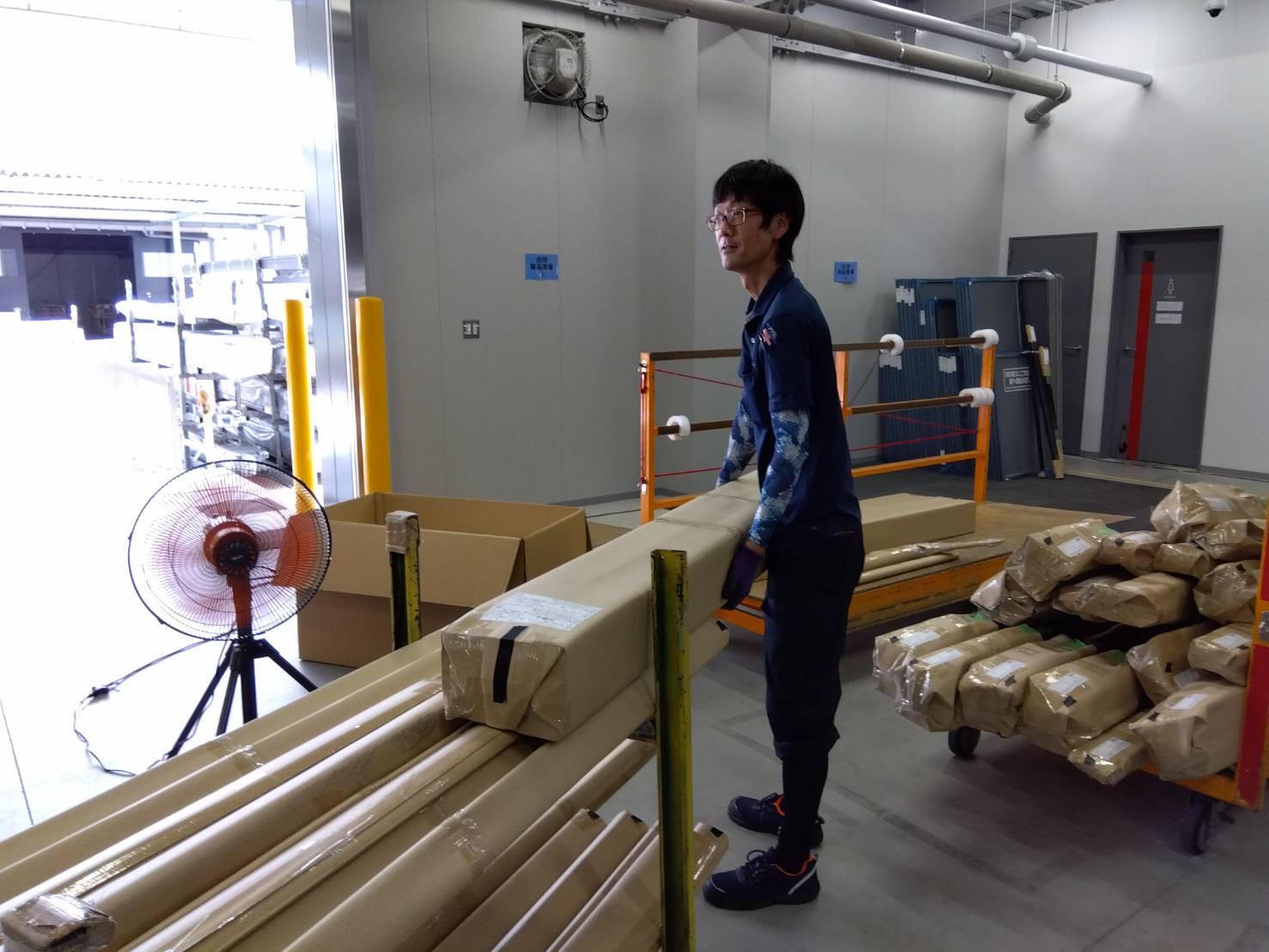 建材工場の倉庫内作業スタッフ