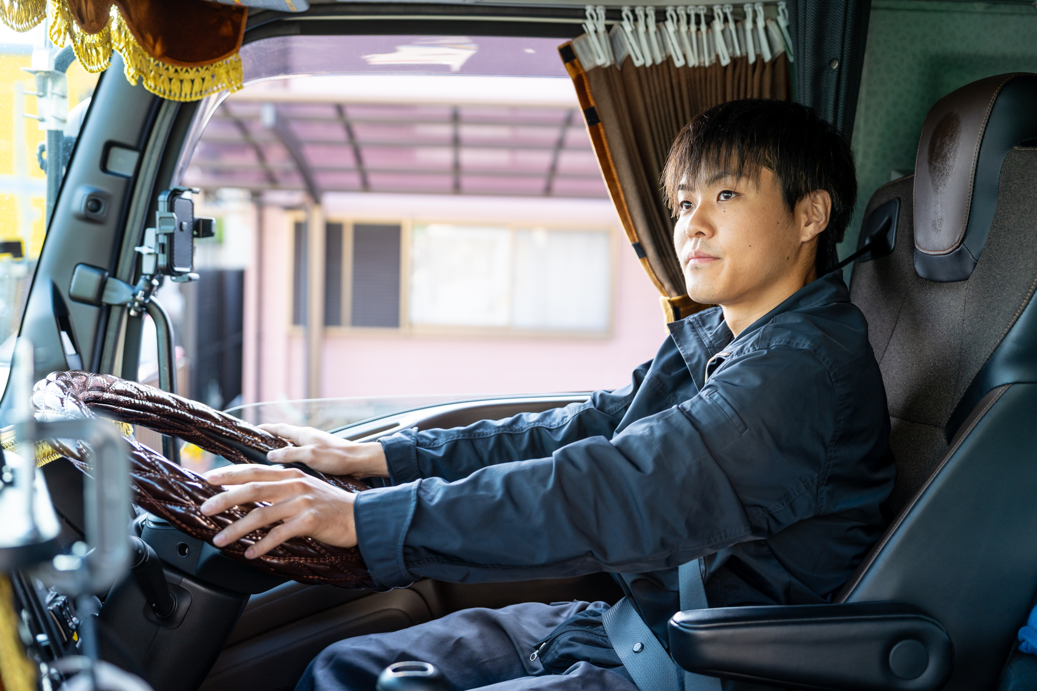 【フリー運行】4tトラックドライバー(ウイング車or平ボディ車)